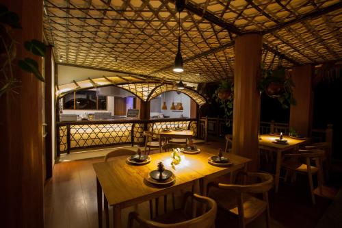 KintamaniにあるTira Vilagna Suites & Spaの天井のレストラン(テーブル、椅子付)