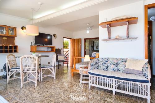 ウバトゥバにあるFrente pro MAR, linda VISTA, com piscina e 2 Suítes, no centro de Ubatuba, RECANTO 4のリビングルーム、ダイニングルーム(ソファ、テーブル付)