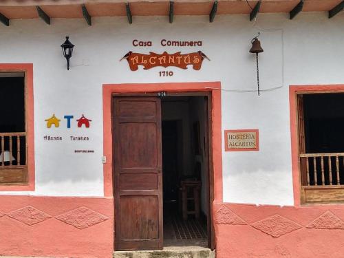 a building with a door and a sign on it at Casa Museo Alcantus in Puente Nacional