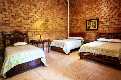 En eller flere senger på et rom på Huingos Eco Lodge