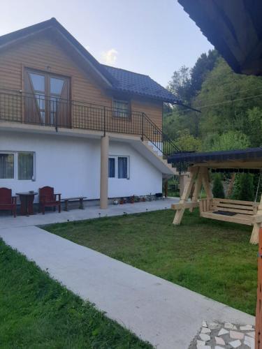 Cette maison dispose d'un balcon et d'une terrasse. dans l'établissement Cabana plaiului, à Vişeu de Sus