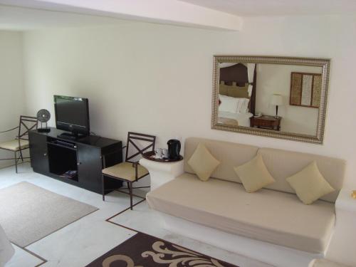Una televisión o centro de entretenimiento en Hotel Spa Sitio Sagrado