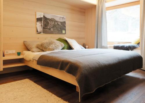 เตียงในห้องที่ Alpenrose Boutique Chalet Gretl