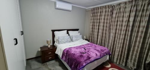 Кровать или кровати в номере Executive 2 bed Apartment, free WIFI and DSTV