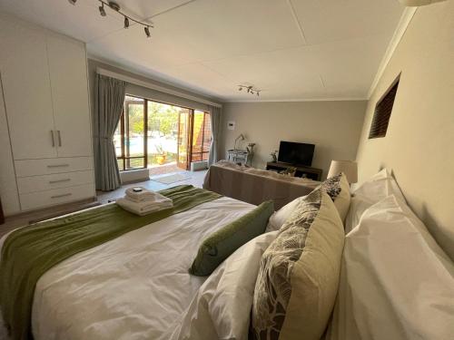 a bedroom with a large bed in a room at Olive Branch Cottage off grid in Benoni