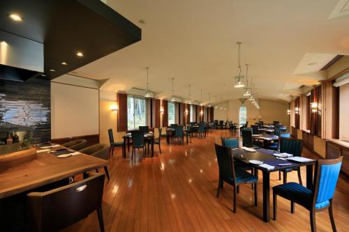a dining room with tables and chairs in a restaurant at Yutorelo Tateshina Hotel with DOGS in Chino