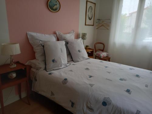- une chambre avec un lit doté de draps et d'oreillers blancs dans l'établissement Marie, à Mignaloux-Beauvoir
