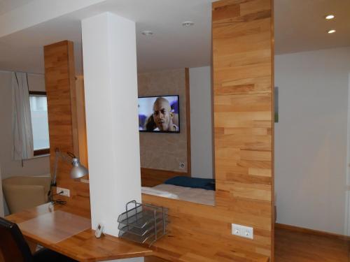 Televisyen dan/atau pusat hiburan di Warum ins Hotel