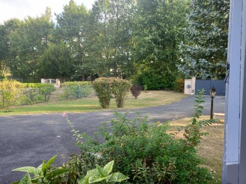 une allée menant à une cour avec une maison dans l'établissement Marie, à Mignaloux-Beauvoir