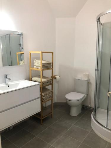 La salle de bains est pourvue de toilettes, d'un lavabo et d'une douche. dans l'établissement Aldebaje, au Tréport