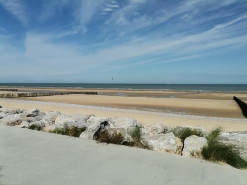 Een strand bij of vlak bij het appartement