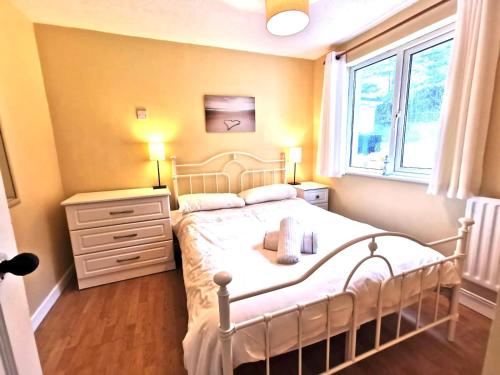Ένα ή περισσότερα κρεβάτια σε δωμάτιο στο Rossnowlagh Creek Chalet 5
