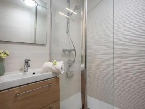 y baño con ducha y lavamanos. en Carnac : Appt 4 p. Face mer vue exceptionnelle, en Carnac