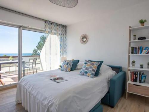 a bedroom with a bed with a view of the ocean at Carnac : Appt 4 p. Face mer vue exceptionnelle in Carnac