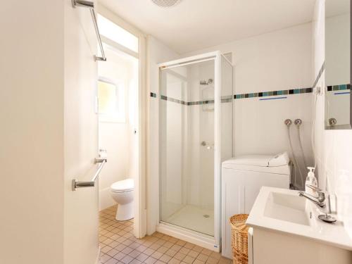 La salle de bains est pourvue d'une douche, de toilettes et d'un lavabo. dans l'établissement Surfs Up, à Hawks Nest