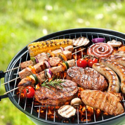 a grill with meat and vegetables on it at Bohème Valdareina, Piscine chauffée, Bénagil-Carvoeiro in Carvoeiro