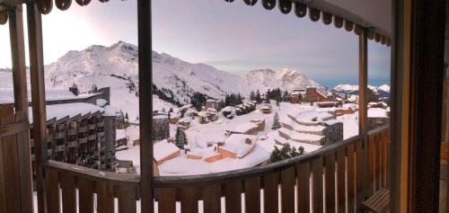 a view of a snow covered mountain from a window at Charmant T2 classé 3 étoiles, Les Crozats, Magnifique vue montagne in Avoriaz