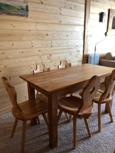 a wooden table and chairs in a room at Charmant T2 classé 3 étoiles, Les Crozats, Magnifique vue montagne in Avoriaz