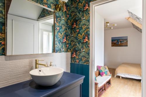 une salle de bain avec un lavabo et un miroir dans l'établissement La Bellevue Bréville - B&B, à Bréville-sur-Mer
