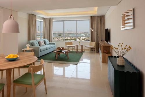 sala de estar con sofá y mesa en Staybridge Suites Dubai Internet City, an IHG Hotel, en Dubái