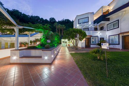 Κήπος έξω από το Agave Hotel