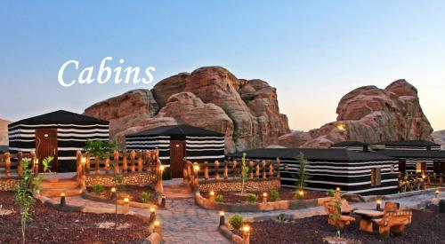 ein Resort mit Bergen im Hintergrund in der Unterkunft Seven Wonders Luxury Camp in Wadi Musa