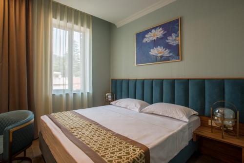 Postel nebo postele na pokoji v ubytování Grand Opera Hotel