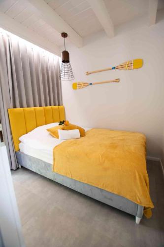 Ένα ή περισσότερα κρεβάτια σε δωμάτιο στο Kaszuby Resort Zacisze