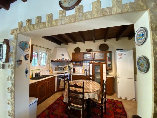 Η κουζίνα ή μικρή κουζίνα στο Manos’ Traditional Maisonette