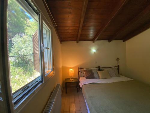 Ein Bett oder Betten in einem Zimmer der Unterkunft Manos’ Traditional Maisonette
