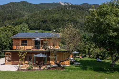 ein Haus mit Solarzellen auf dem Dach in der Unterkunft Balthasar Volcano Apartments - Adults only in St. Wolfgang