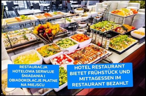 una línea de buffet con muchos tipos diferentes de comida en BelMare 424 en Międzyzdroje