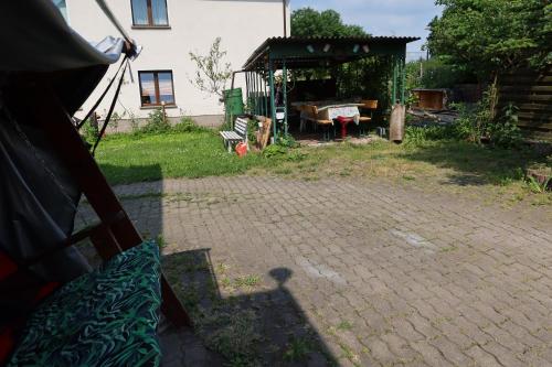 a view of a backyard with a pavilion in the yard at Ferienwohnung im Einfamilienhaus, Automobil und Robert Schumann Stadt Zwickau in Zwickau