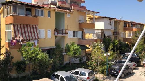 un condominio con auto parcheggiate in un parcheggio di Eldi's Apartment a Golem