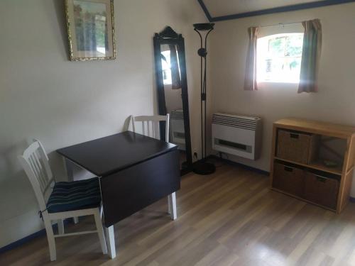 een kamer met een bureau en een tafel en stoelen bij Logeerruimte in gerenoveerde boerderij in Wachtum in Wachtum