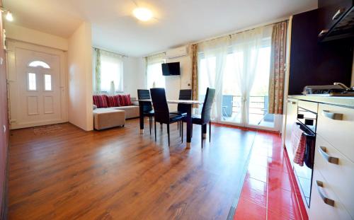 eine Küche und ein Wohnzimmer mit einem Tisch und Stühlen in der Unterkunft Guest House Rudine in Slunj