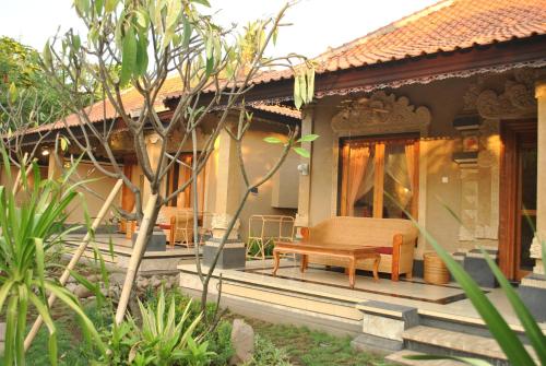 Jardín al aire libre en Trijaya Guest House Pemuteran