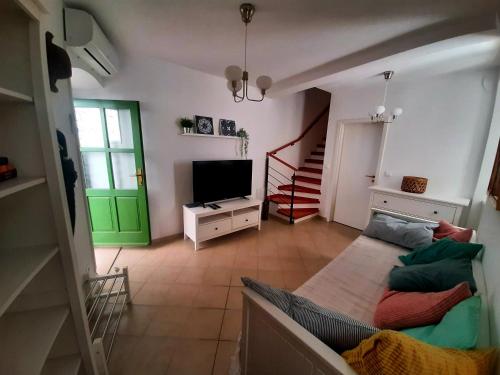 Luxury Stone House - Quiet Center!