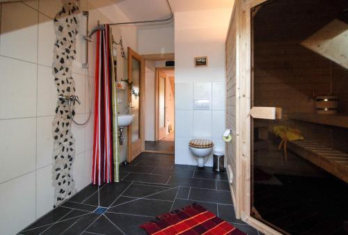 アンデルスブーフにあるFerienwohnung Sonnenhofのバスルーム(トイレ、洗面台付)
