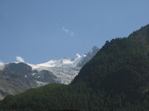 a view of a mountain range with snow covered mountains at Alpia 26 - Zwei Zimmerwohnung in traditionellem Walliser Haus in Gasenried