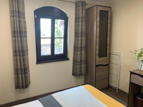 a bedroom with a bed and a window at Apartment Zdravets 2 in Veliko Tŭrnovo