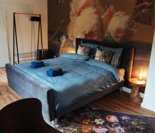 un letto in una camera da letto con un dipinto sul muro di Das Moselhaus a Ediger-Eller