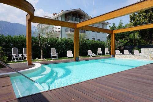 Residence Rivachiara (check-in at Hotel Riviera in Viale Rovereto, 95) tesisinde veya buraya yakın yüzme havuzu