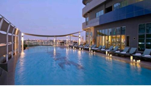 Bazén v ubytování Luxurious Apartments - Damac Mall Street nebo v jeho okolí