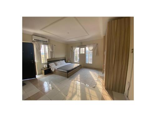 um quarto com uma cama num quarto em Amazing 4 Bedroom Duplex in Ikeja Allen Avenue em Ikeja