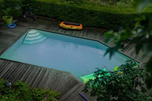 - une vue sur la piscine avec une voiture de jouets dans l'établissement Le Moonloft insolite Tiny-House dans les arbres & 1 séance de sauna pour 2 avec vue panoramique, à Osenbach
