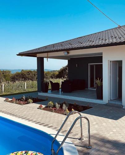 una casa con piscina e patio di Vikendica Fenix a Banja Luka