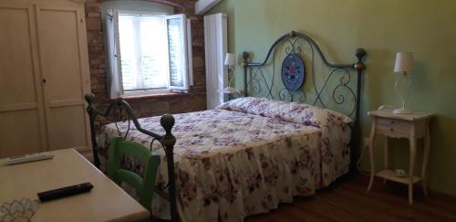 a bedroom with a bed and a table and a table sidx sidx sidx at La casa della Pieve Vecchia in Marmigliaio