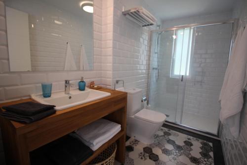 Kúpeľňa v ubytovaní Apartamento 1 dormitorio, jardín y piscina - Apartamentos Montesomo