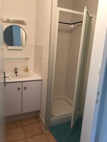 a bathroom with a shower and a sink at Studio L'Air Marin avec terrasse et jardinet à 2 pas de la plage in Pornichet